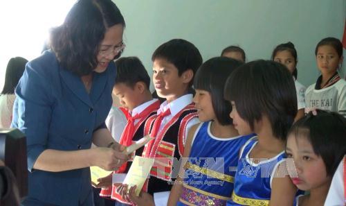 Phó Chủ tịch nước tặng quà các hộ nghèo và trẻ mồ côi ảnh 1